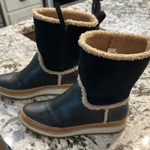 Toms Black and Tan Winter Rain Boots with Sherpa Lining
